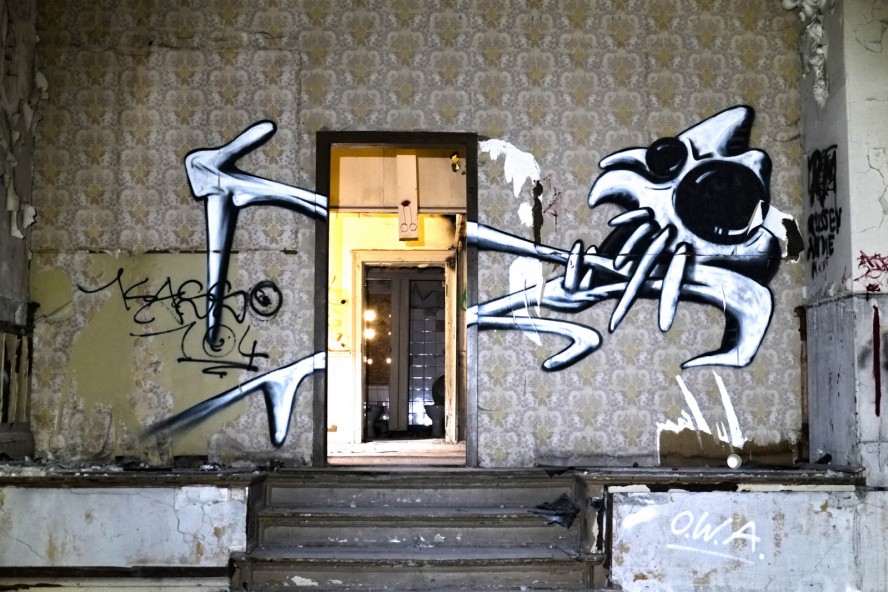 ballroom building grünau - graffiti