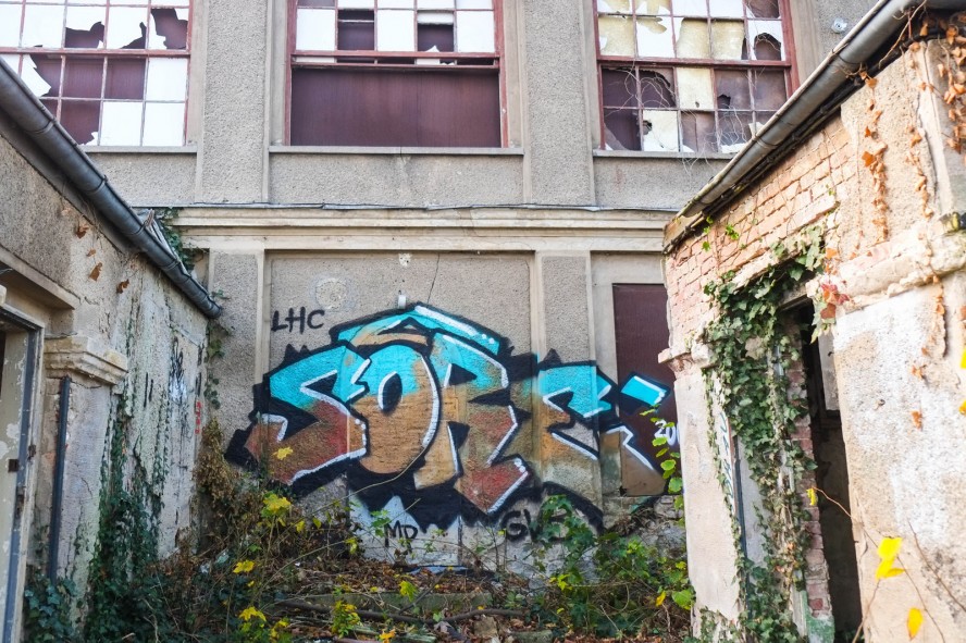 ballroom building grünau - graffiti - sore