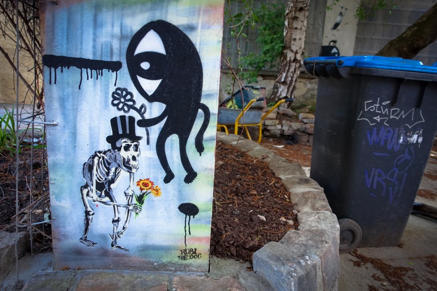 streetart - robi the dog - yaam, berlin