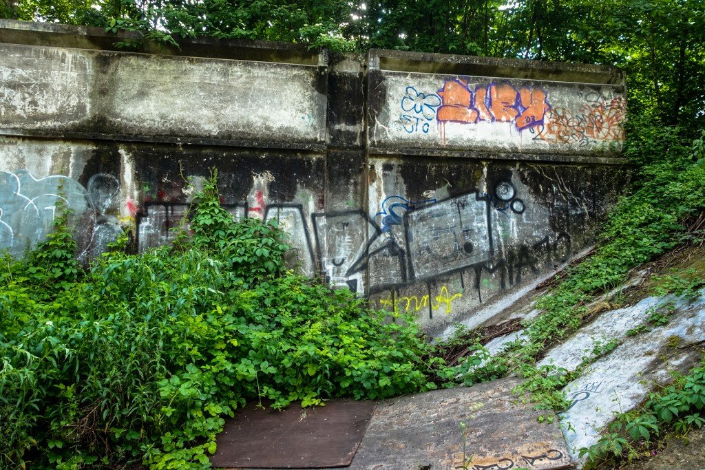 graffiti - swimmingpool - prague, zbraslavská