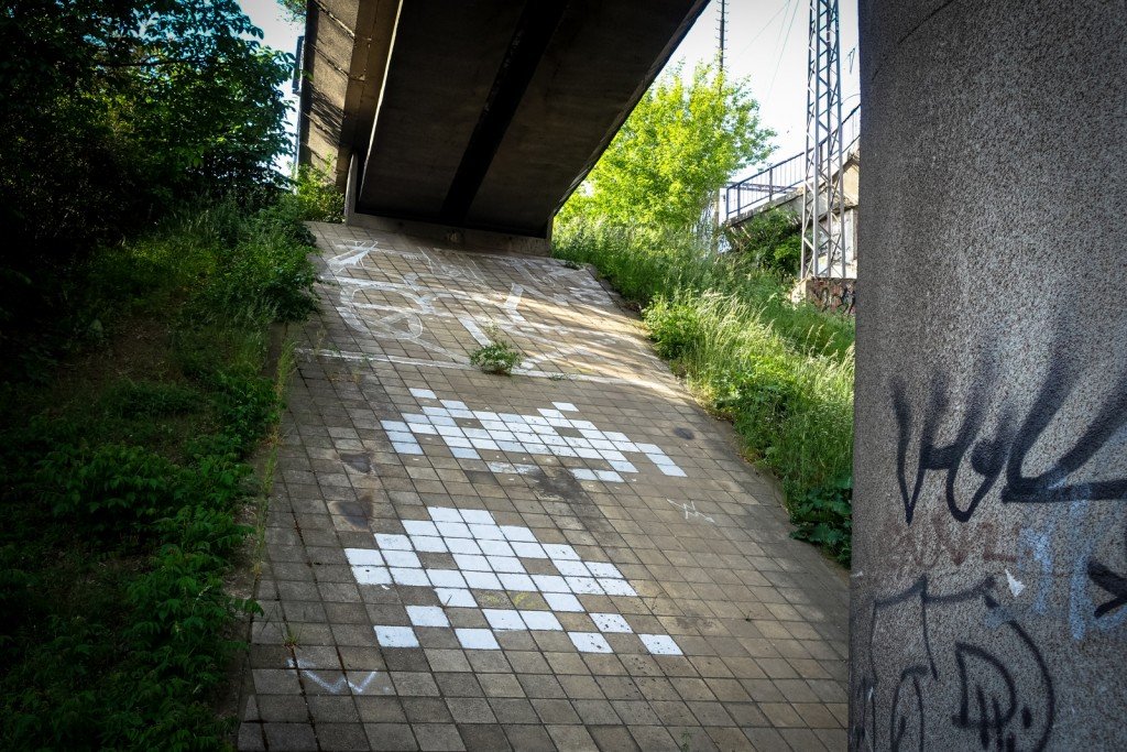 streetart - space invader - prague, palmovka