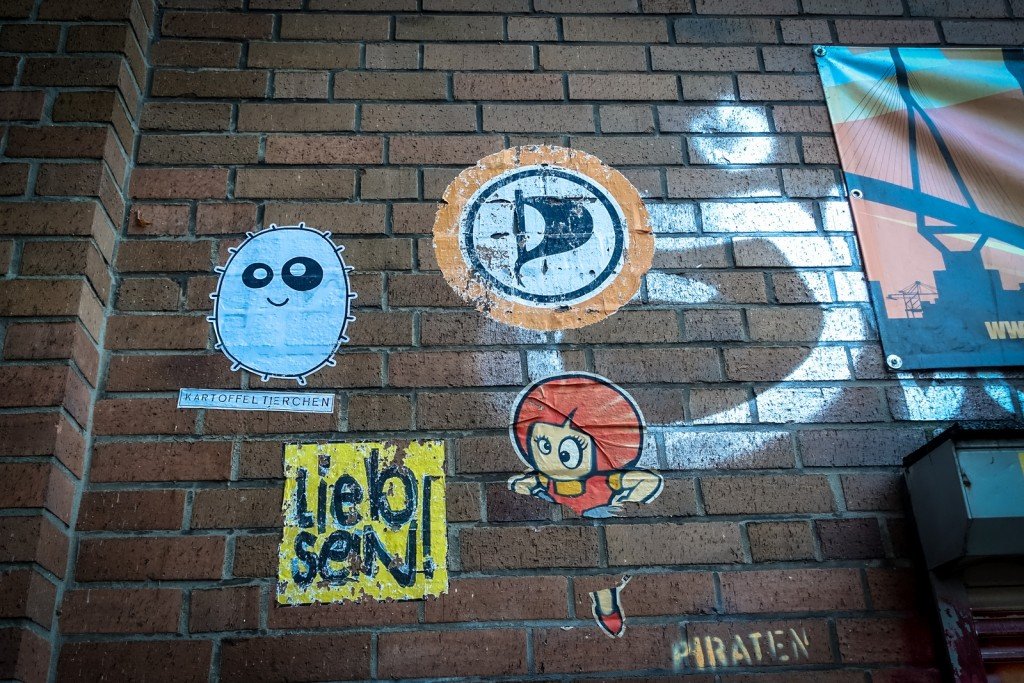 paste up - el bocho, kartoffeltierchen, lieb sein - hamburg, sternschanze