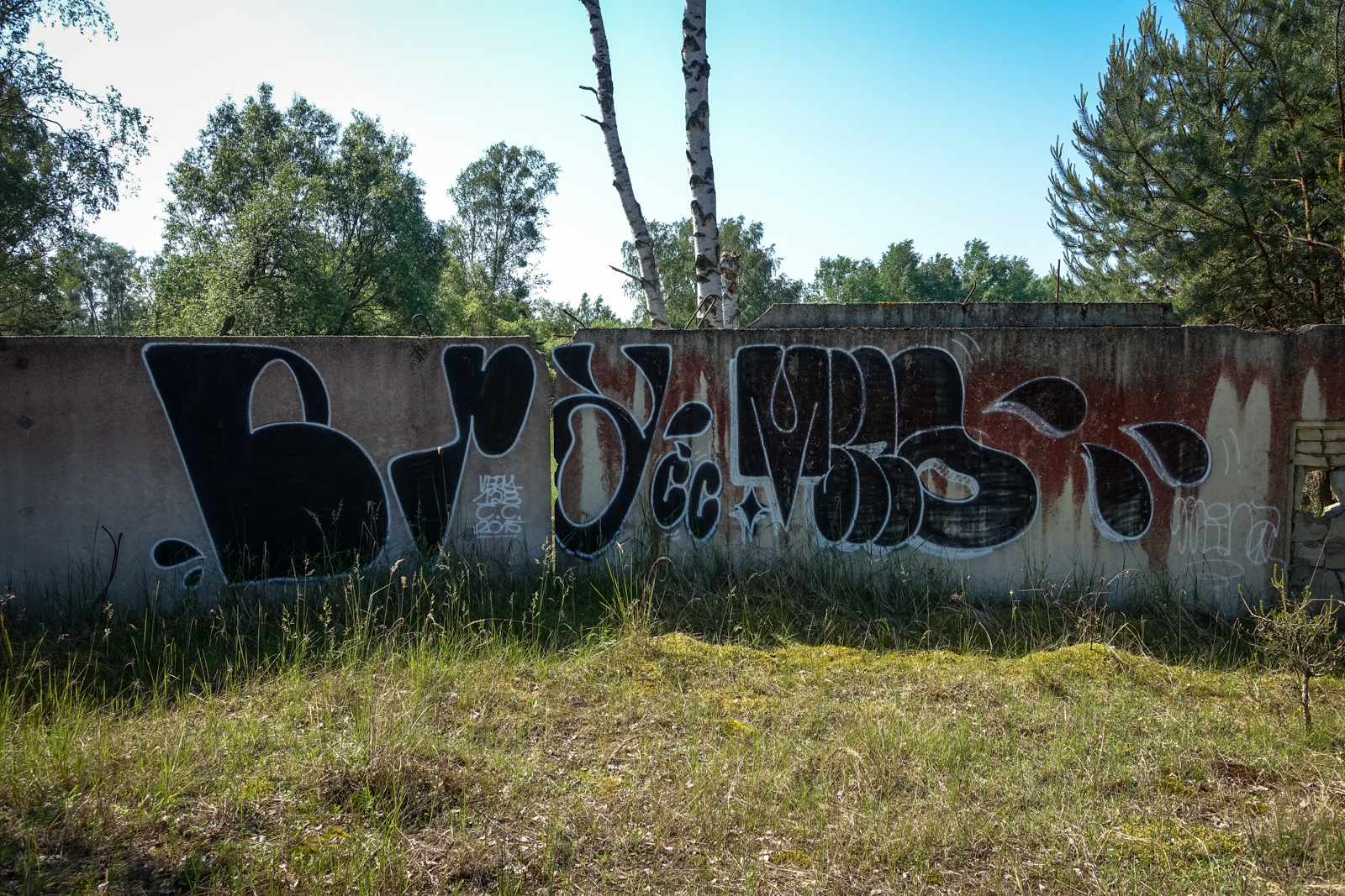 urbex graffiti - mina & very128 - ghostcity vogelsang