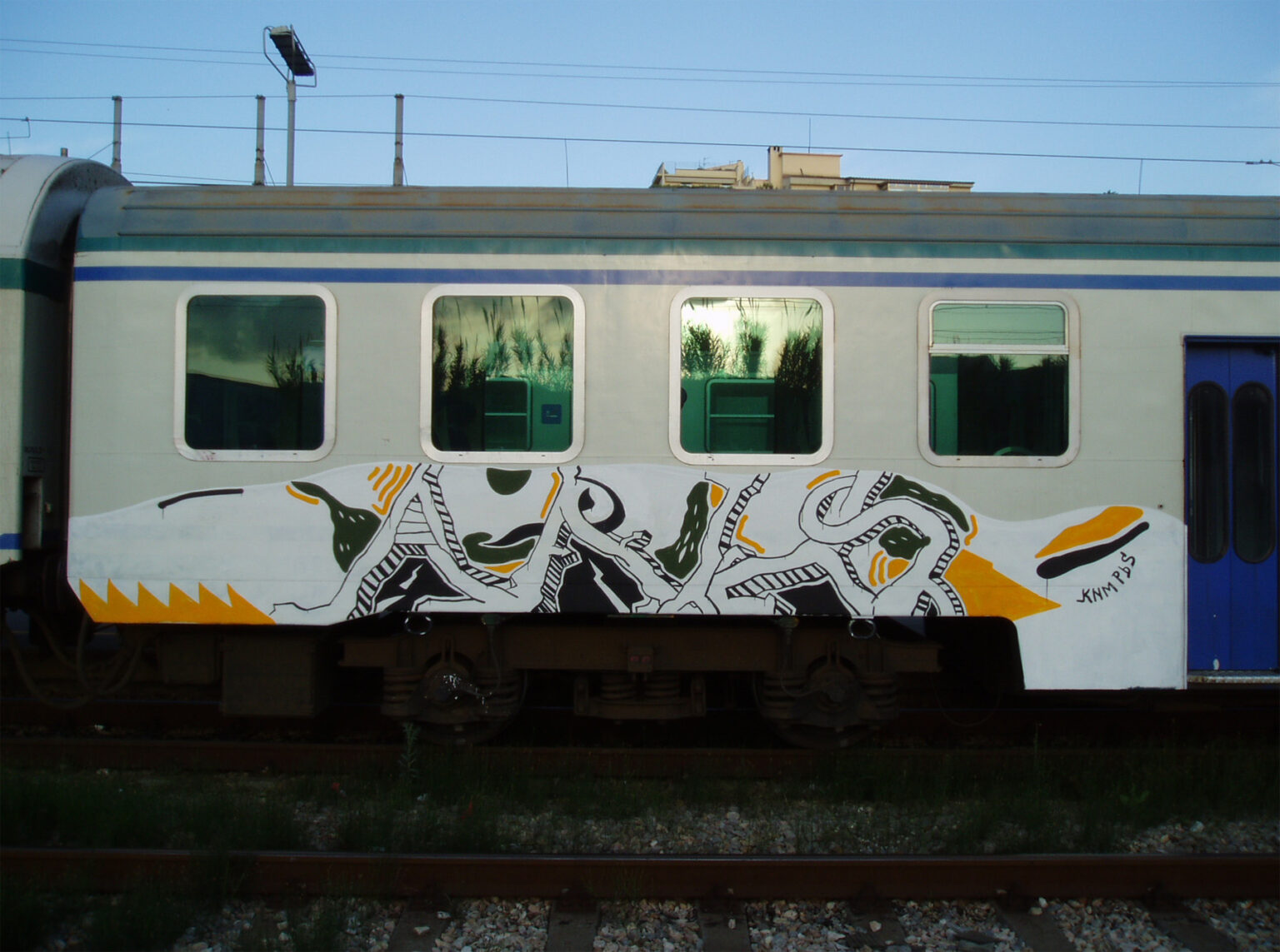 ARIS: Fluide Scherenschnitte | URBANPRESENTS